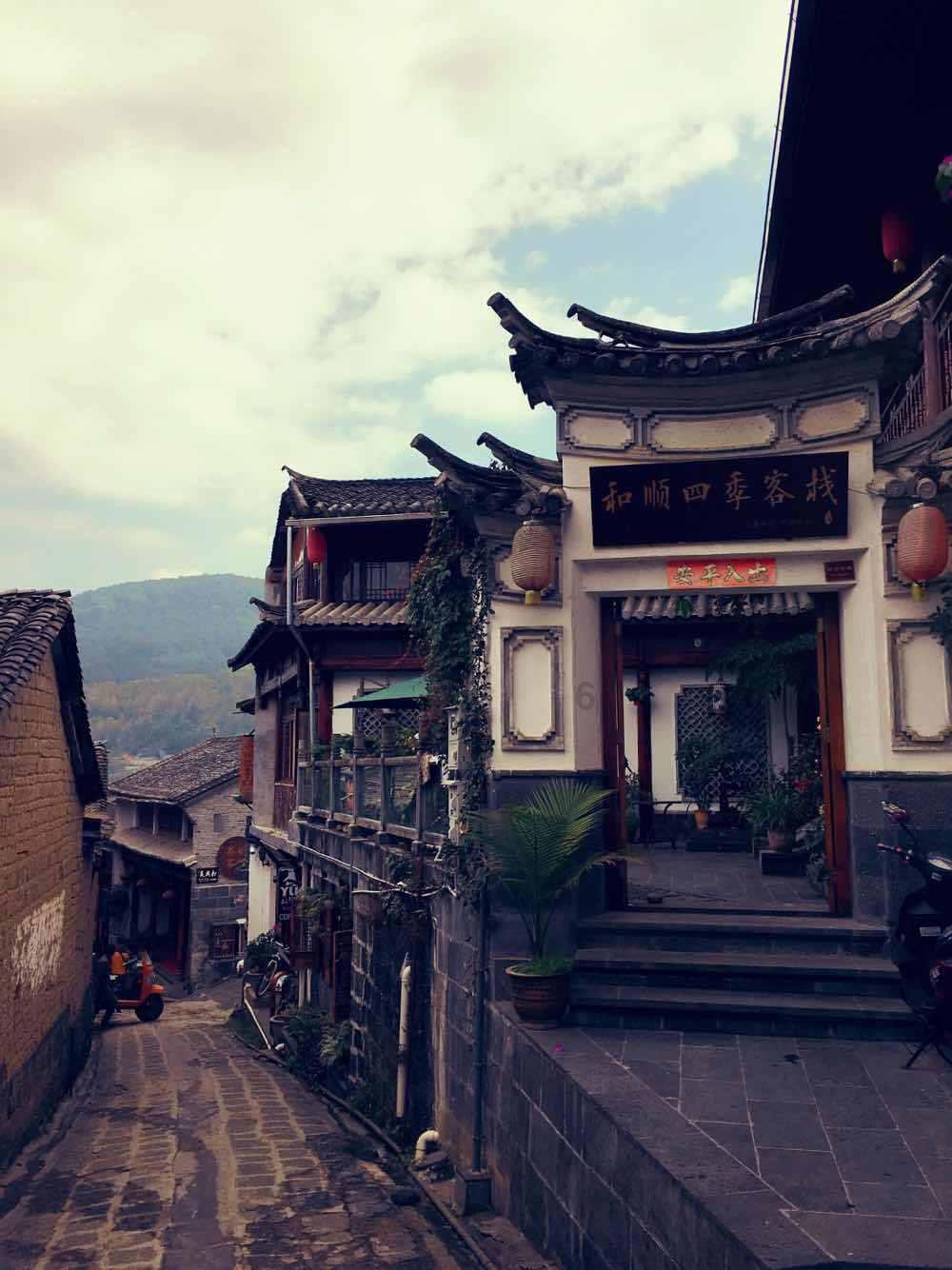 体验“非遗+旅游” 重庆西沱古镇迎来首届“万人提灯会”